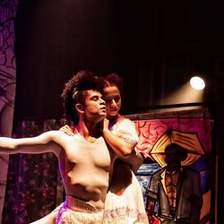 Trechos do espetáculo "A Menina e o Pássaro" do Coletivo Emaranhado