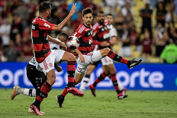 Alex Teixeira cabeceou sozinho entre os zagueiros do Flamengo para fazer o segundo gol do Vasco na partida