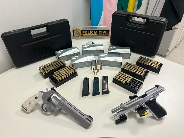Armamento e munições apreendidas pela Polícia Civil durante operação em Guarapari