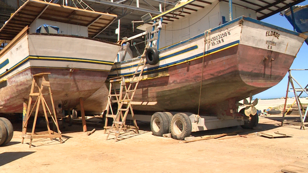 Carpintaria naval é profissão de gerações e que ajuda a economia da pesca no ES