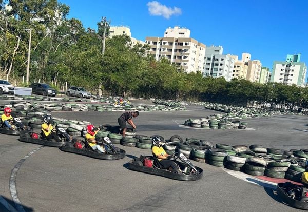 Alunos de uma escola estadual da Serra pilotam kart em Jardim Camburi. Eles fazem parte do projeto Cidadão do Amanhã