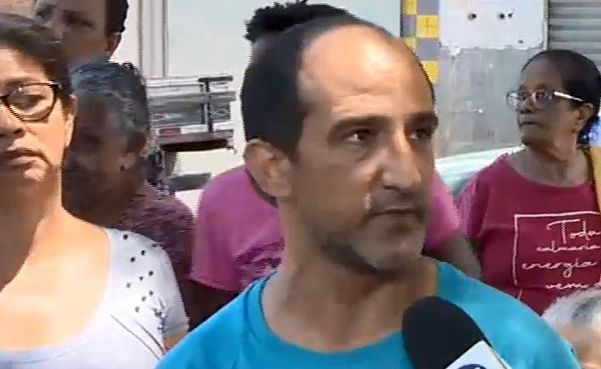 Moradores de São Benedito, em Vitória, reclamam de problemas no abastecimento de água