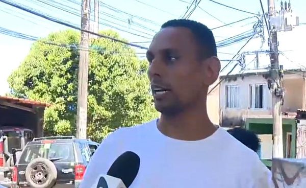 Moradores de São Benedito, em Vitória, reclamam de problemas no abastecimento de água