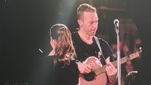 Sandy divide palco com Coldplay em SP e canta sucessos com Chris Martin