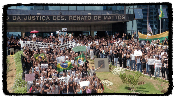 Alunos e amigos em homenagem e protesto contra o assassinato de Alexandre Martins um dia após a morte