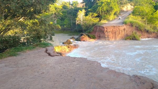 Duas represas se romperam em Pinheiros, e a força da água destruiu um trecho da estrada que liga as comunidades de Brunelli e 15 de Maio.