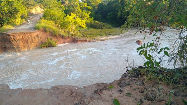 Duas represas se romperam em Pinheiros, e a força da água destruiu um trecho da estrada que liga as comunidades de Brunelli e 15 de Maio.
