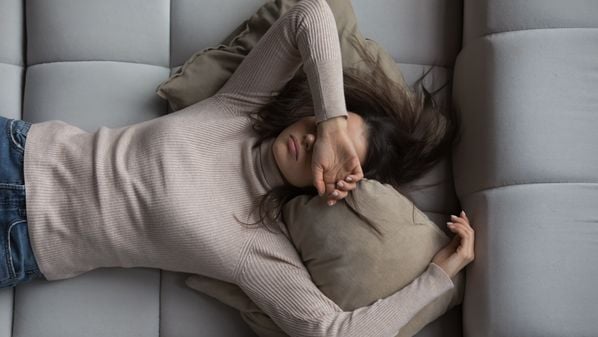 Quando falamos em higiene do sono, não basta apenas desligar o celular ou estabelecer uma rotina de horários. Precisamos considerar o estado emocional em que a pessoa chega na hora de dormir.