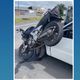 Imagem - Moto fica pendurada em carro após acidente na BR 101 em Linhares