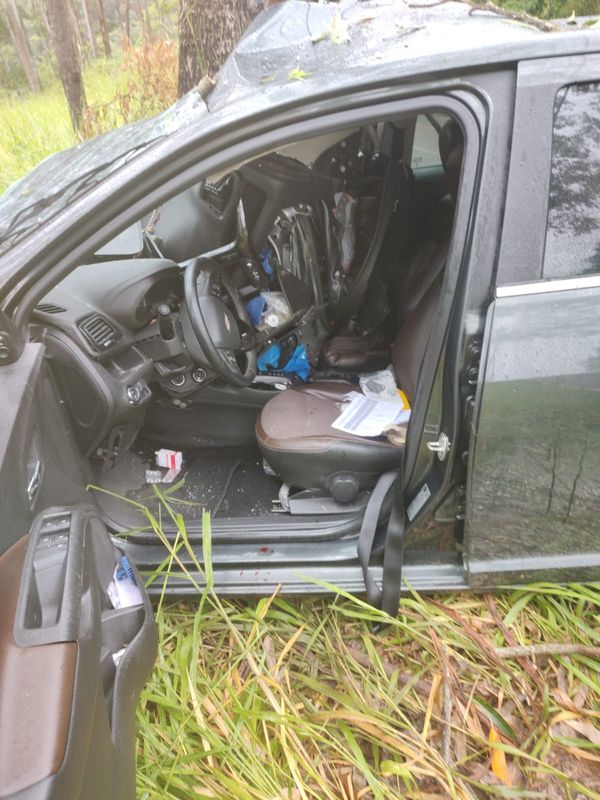 O carro bateu em uma árvore na manhã desta sexta-feira (17), na zona rural de Castelo por Leitor | A Gazeta