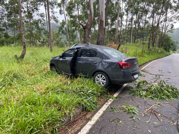 O carro bateu em uma árvore na manhã desta sexta-feira (17), na zona rural de Castelo por Leitor | A Gazeta
