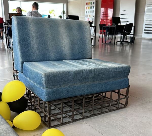 Dentre as principais dicas,  é possível encontrar mesas de centro feitas com vigas de aço