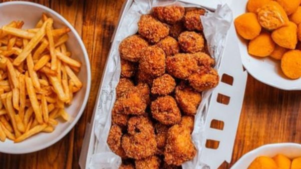 Franguinho acompanhado de batata frita e coxinha do Franguinho Crocoricó, em Vila Velha