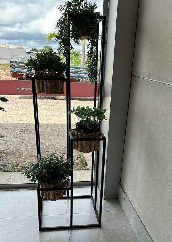 Outra dica interessante é utilizar o aço em expositores de planta por Casa do Serralheiro/Divulgação