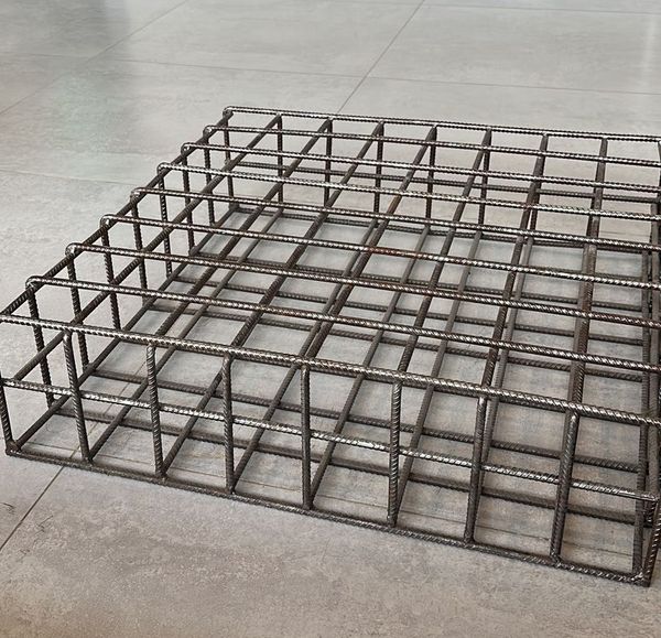 Vigas de aço aparente podem se tornar mesas de centro em um estilo de decoração industrial por Casa do Serralheiro/Divulgação