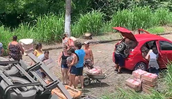 Carreta capota na BR 101 e população saqueia carga de carne de frango por Eduardo Dias 