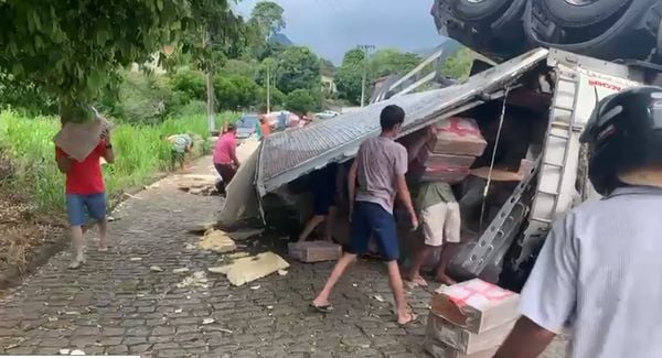 Carreta capota na BR 101 e população saqueia carga de carne de frango por Eduardo Dias 