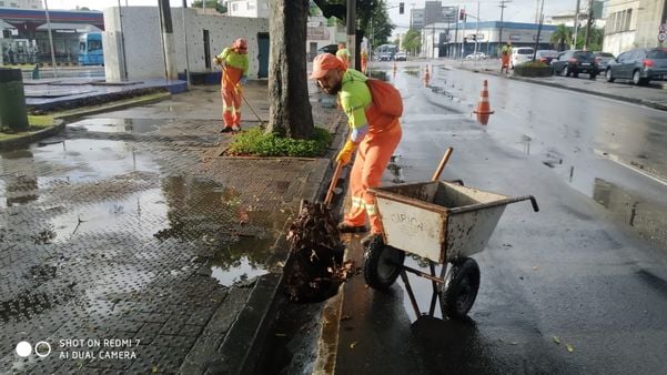 Limpeza de bueiros para evitar alagamentos durante as chuvas
