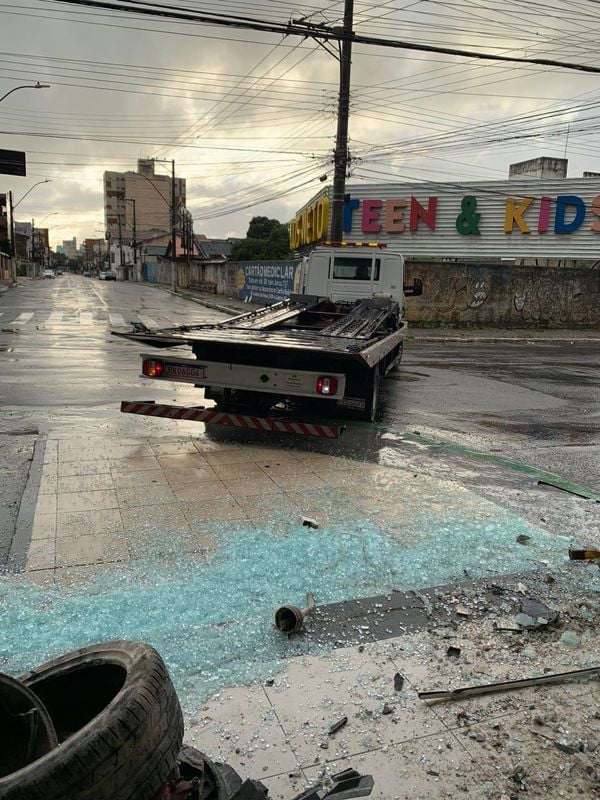 Motorista perde controle de carro e invade loja em Vila Velha por Leitor AG
