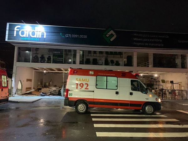 Motorista perde controle de carro e invade loja em Vila Velha por Leitor AG