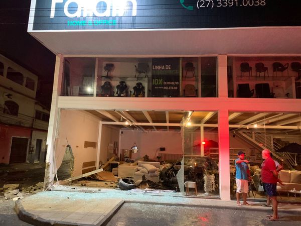 Motorista perde controle de carro e invade loja em Vila Velha