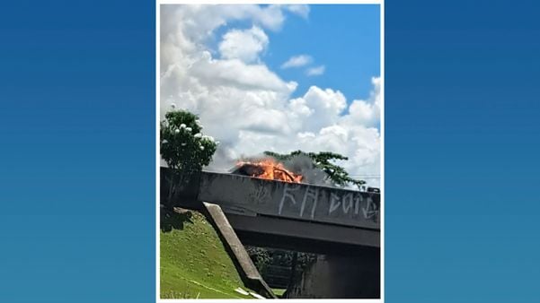 Carro pega fogo enquanto trafega na Ponte da Passagem, em Vitória