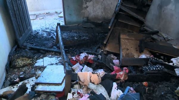 Casa no bairro Santo André, em Vitória, ficou destruída após o incêndio