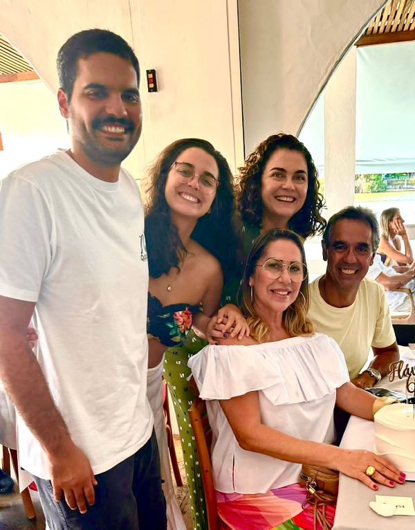 César Neto, Isabela, Adriana, a aniversariante Flávia Saade e Cesinha Saade: celebrando 60 anos em família