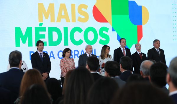 Presidente da República, Luiz Inácio Lula da Silva, e a ministra da Saúde, Nísia Trindade, durante solenidade que anunciou a retomada do programa Mais Médicos para o Brasil.