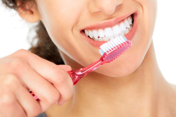 Saúde bucal: mulher escovando os dentes
