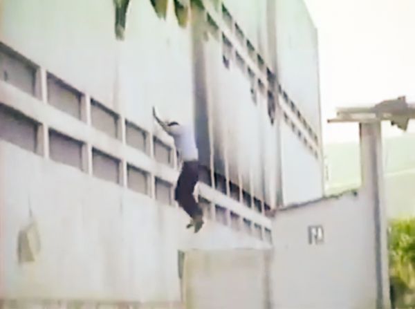 Antônio Moreira escapa da Casa de Detenção de Vila Velhasaltando do segundo andar: imagens circularam o país