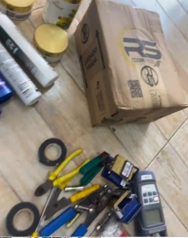 Diversos objetos e produtos de beleza avaliados em R$ 6 mil foram furtados por Divulgação \ PM e PC