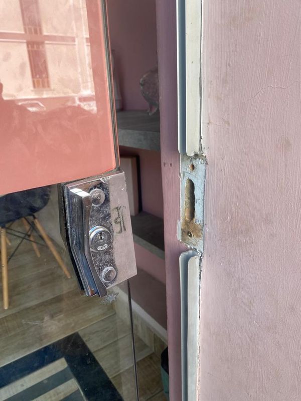 A porta do salão de beleza que fica na Praça da Matriz, em Guaçuí, foi arrombada por Divulgação \ PM e PC