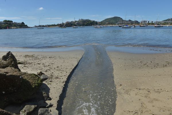 Material sendo despejado na Praia da Guarderia, em Vitória por Ricardo Medeiros