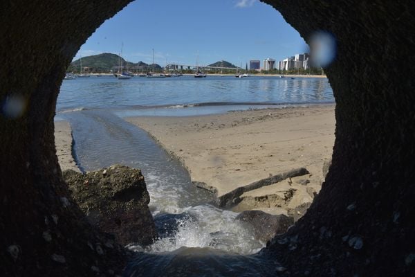 Material sendo despejado na Praia da Guarderia, em Vitória por Ricardo Medeiros