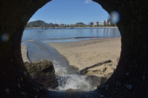 Material sendo despejado na Praia da Guarderia, em Vitória por Ricardo Medeiros