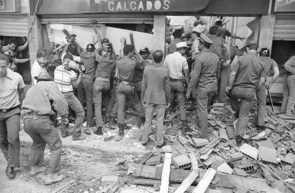 Foto de Nestor Muller mostrou o desabamento de um prédio no Centro de Vitória em 1988