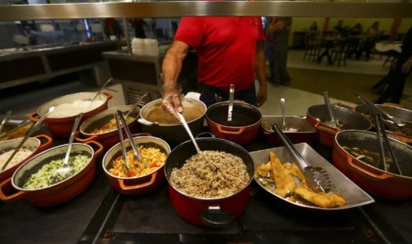 Auxílio-alimentação: homem se serve em restaurante de self-service