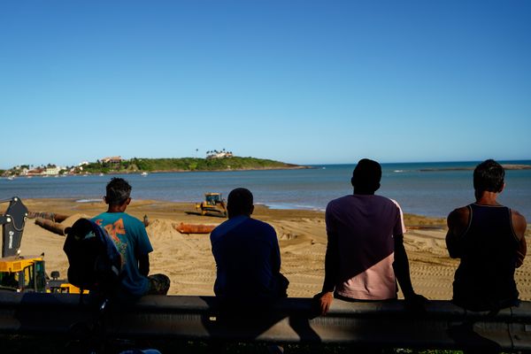 Início das obras de alargamento da faixa de areia da praia de Meaípe em Guarapari por Vitor Jubini