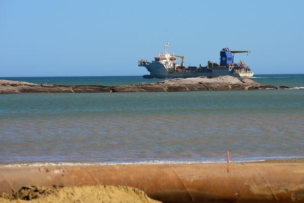 Início das obras de alargamento da faixa de areia da praia de Meaípe em Guarapari por Vitor Jubini