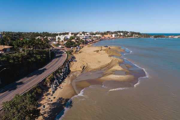 Início das obras de alargamento da faixa de areia da praia de Meaípe em Guarapari por Vitor Jubini
