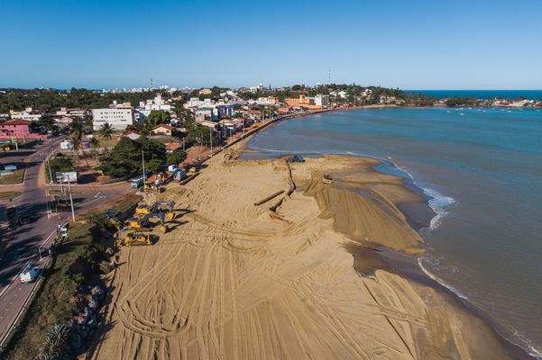 Início das obras de alargamento da faixa de areia da praia de Meaípe em Guarapari por Vitor Jubini
