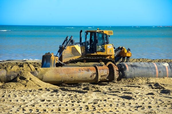 Início das obras de alargamento da faixa de areia da praia de Meaípe em Guarapari