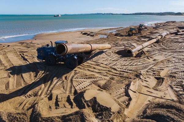 Início das obras de alargamento da faixa de areia da praia de Meaípe em Guarapari por Vitor Jubini