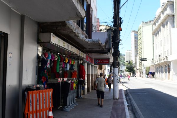 Marquise que ameaçava desabar é demolida no Centro de Vitória