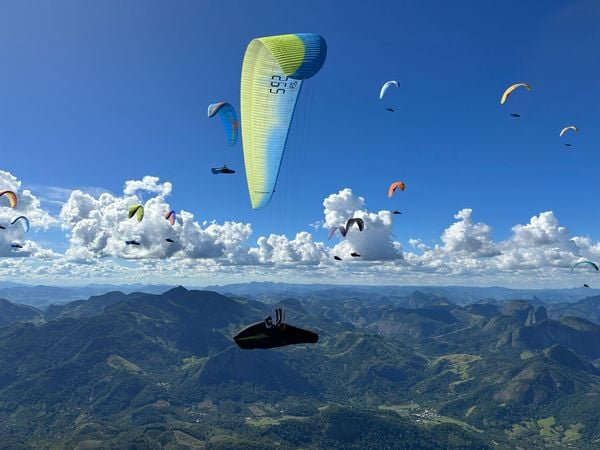 Mais de 120 pilotos colorem o céu do ES em provas de parapente