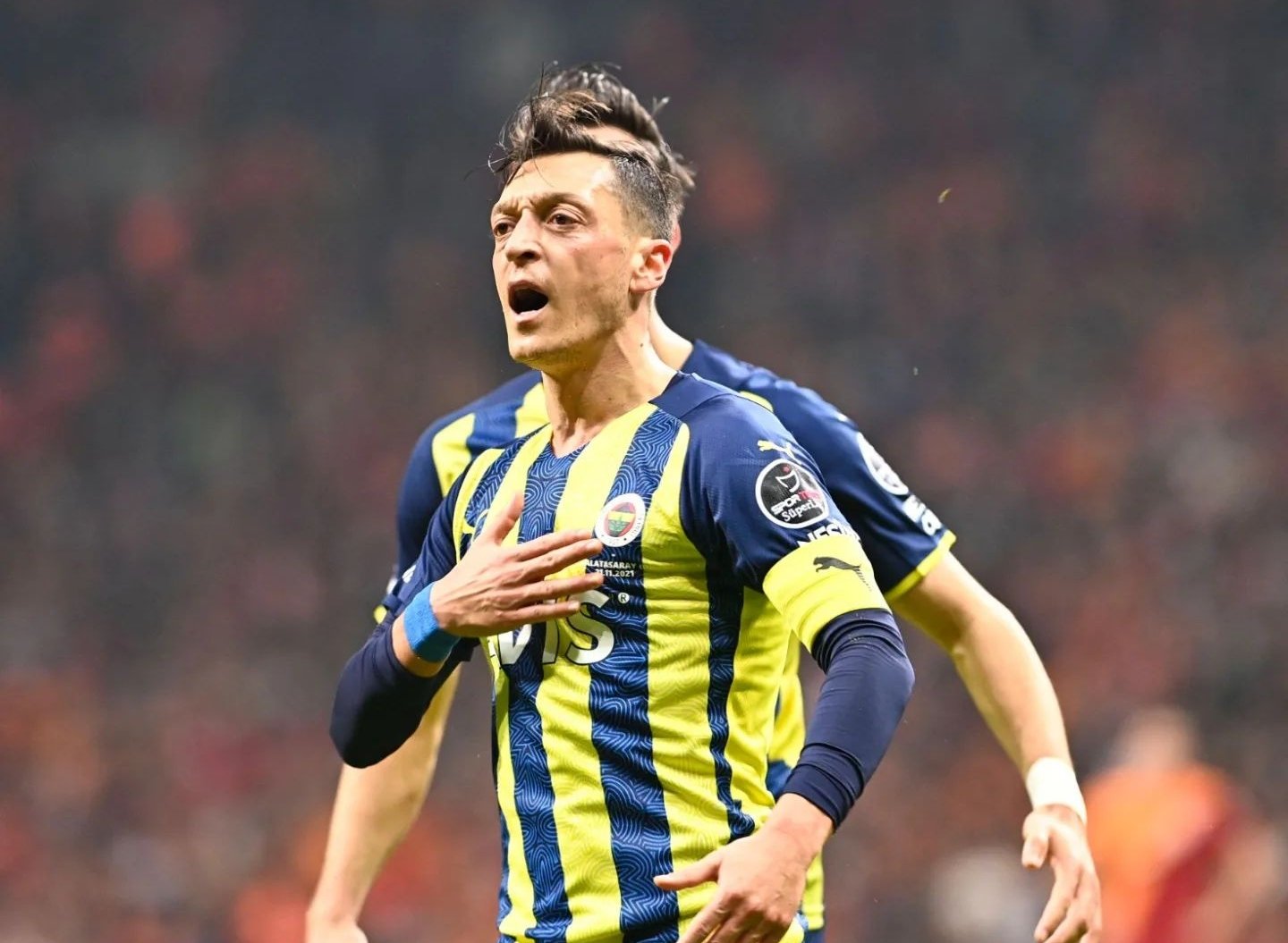 Özil passou os últimos anos jogando no país natal de sua família, a Turquia, onde vestiu as camisas de Fenerbahçe e Istambul Basaksehir