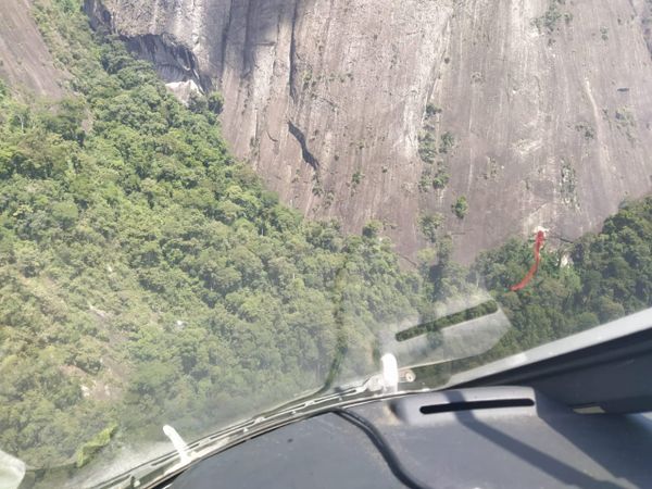 O parapentista foi localizado em uma região de difícil acesso, na Rampa de Ubá, em Castelo  por Divulgação / Notaer
