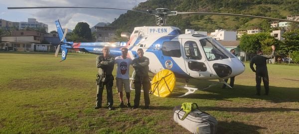 Notaer realiza resgate de piloto de parapente espanhol em Castelo por Notaer/Divulgação