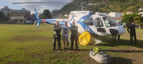Notaer realiza resgate de piloto de parapente espanhol em Castelo por Notaer/Divulgação